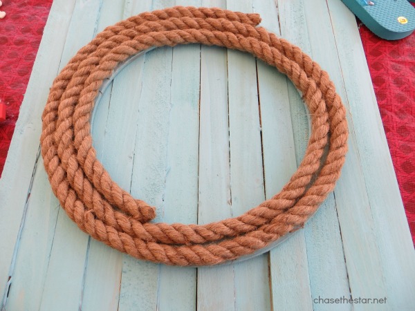 Summer Wreath via hellolifeonline.com #wreath #summer #diy #craft #nautical #rope #flipflops